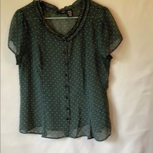 east 5t short sleeve topsize L like new condition.